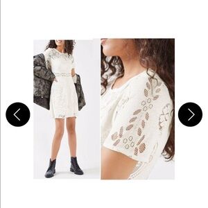Topshop
Ivory Fluted Sleeve Lace Formal Dress
Size: 2 Length: Mid-Length